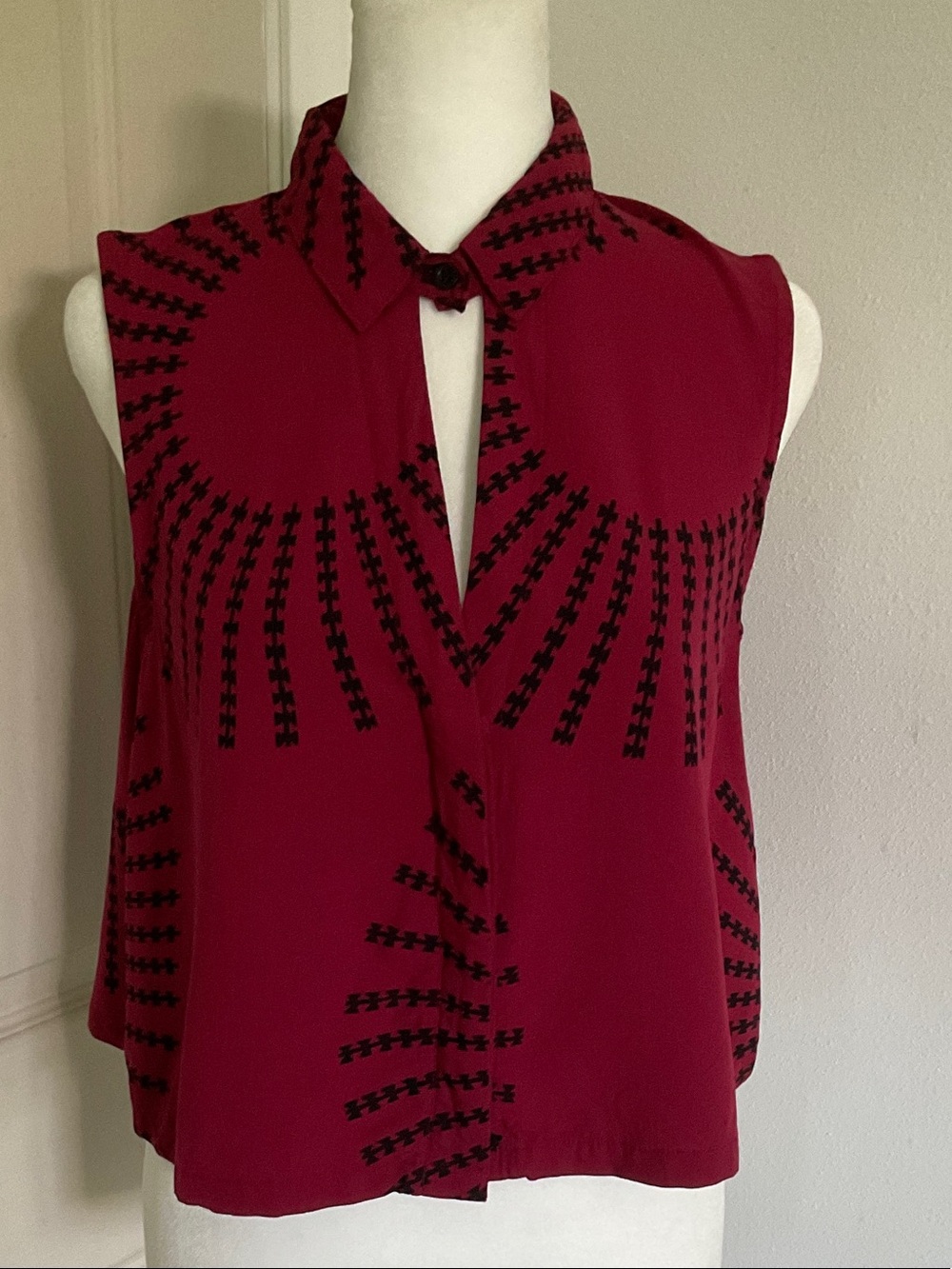Sleeveless Collared Keyhole Print Crop Top